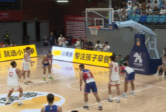 U18国际挑战赛半场：张博源11分 彰华非6分 43-44塞尔维亚中国男篮